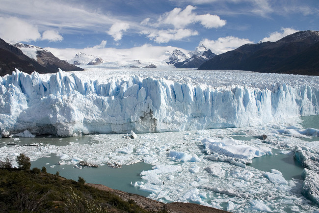 Обои картинки фото morenos glacier, природа, айсберги и ледники, небо, скалы, вода, лёд, ледник, облака
