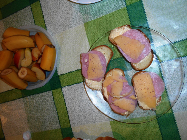 Обои картинки фото еда, бутерброды,  гамбургеры,  канапе, сыр, хлеб, яблоки, бананы, колбаса