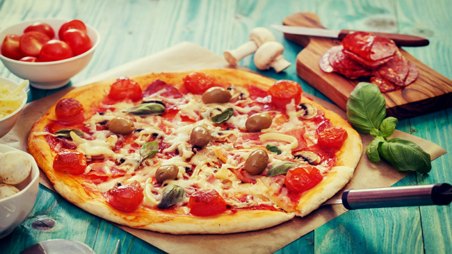 Обои картинки фото еда, пицца, шампиньоны, помидоры