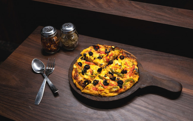 Обои картинки фото еда, пицца, перец, маслины, сыр