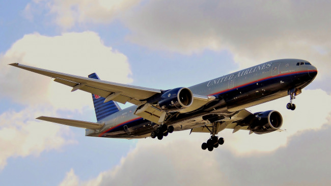 Обои картинки фото boeing 777-222er, авиация, пассажирские самолёты, механизация, авиалайнер, полёт, небо