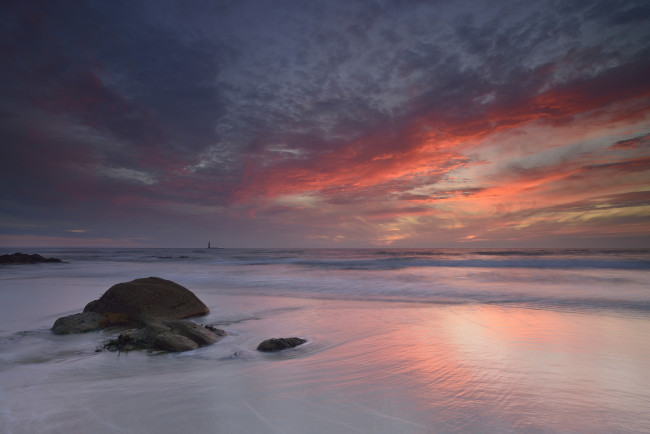 Обои картинки фото природа, побережье, камень, песок, пляж, пейзаж, море, рассвет