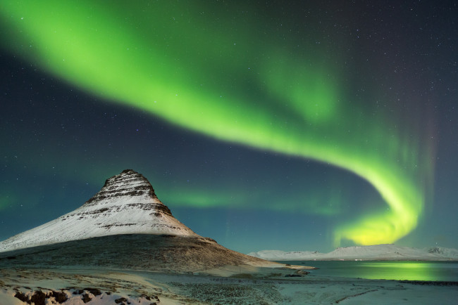 Обои картинки фото природа, северное сияние, исландия, kirkjufell, гора, снег, ночь