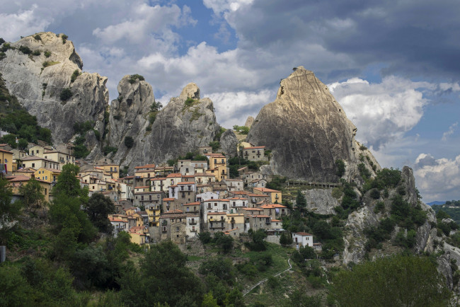 Обои картинки фото города, - панорамы, кастельмеццано, кастельмедзано, скалы, горы, италия, дома