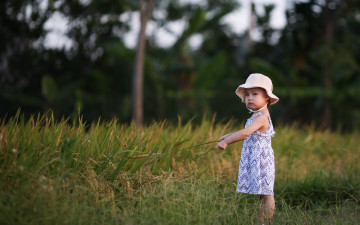 Картинка разное дети девочка панамка трава