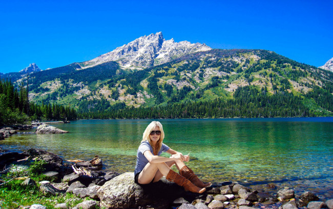 Обои картинки фото девушки, - блондинки,  светловолосые, горы, озеро, камни, блондинка, сапожки