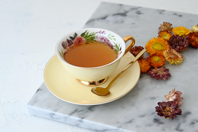 Обои картинки фото еда, напитки,  чай, чашка, блюдце, чай, ложка, цветы