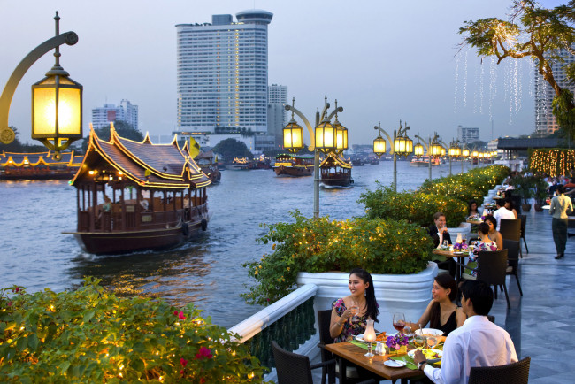 Обои картинки фото города, бангкок , таиланд, здания, река, лодки, кафе, люди