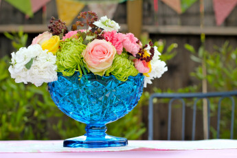 Картинка цветы букеты композиции ваза розы хризантемы левкой