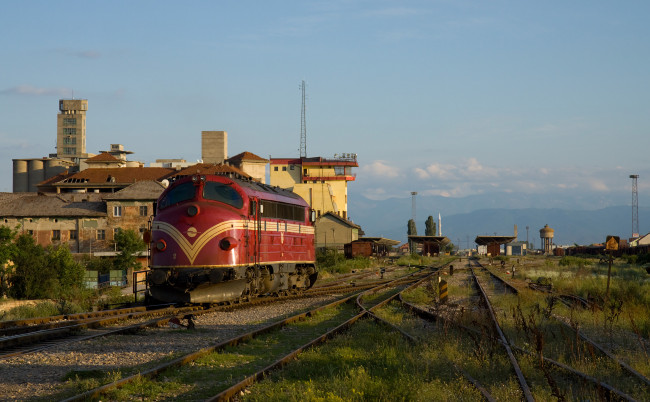 Обои картинки фото техника, локомотивы, депо, пути, локомотив