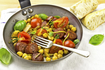 Картинка еда вторые блюда сковорода помидоры базилик колбаски