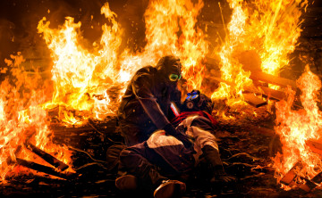 Картинка фэнтези люди пламя романтика апокалипсиса пожар огонь арт