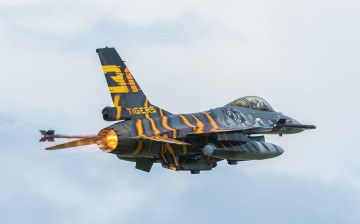 Картинка авиация боевые+самолёты полёт fighting falcon файтинг фалкон истребитель f-16c