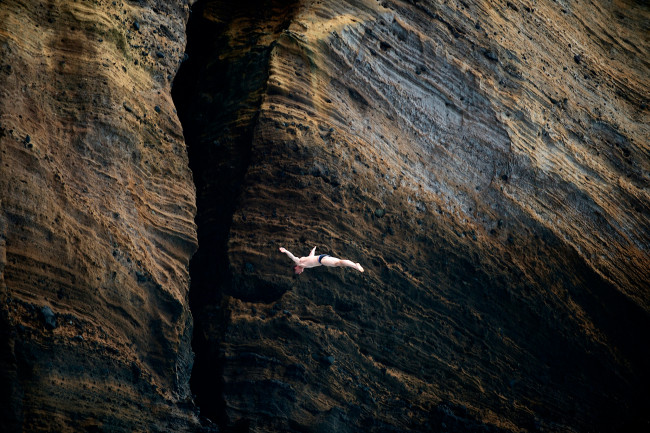Обои картинки фото спорт, экстрим, скала, мужчина, прыжок, полёт