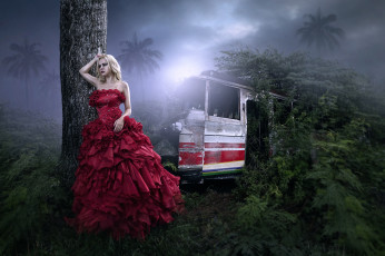 Картинка девушки -unsort+ блондинки в красном девушка фантазия автобус джунгли арт