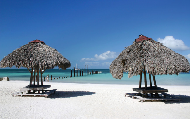 Обои картинки фото разное, сооружения,  постройки, соломенные, берег, синее, небо, зонты, тропики, море, пляж