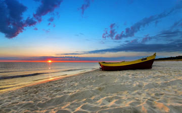 Картинка корабли лодки +шлюпки песок море пляж берег лодка закат облака