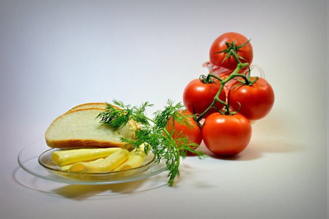 Обои картинки фото еда, помидоры, сыр, зелень, хлеб, томаты
