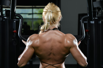 Картинка спорт body+building бодибилдинг женщина спина тренажер блондинка