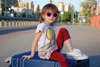 Картинка разное дети девочка очки чемодан улица