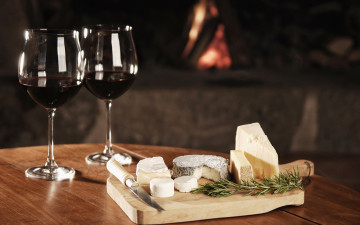 Картинка еда сырные+изделия бокалы вино сыр ассорти розмарин
