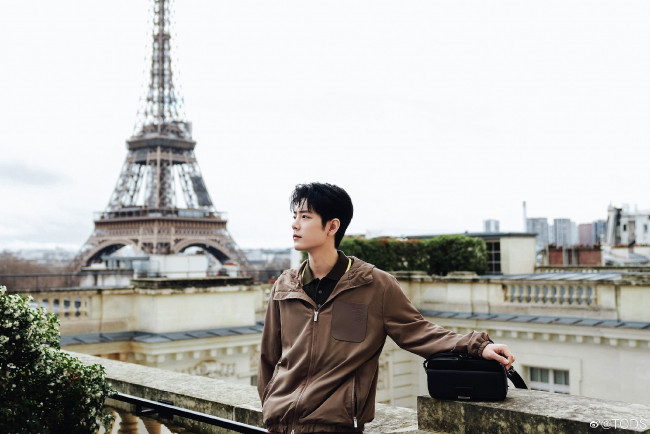 Обои картинки фото мужчины, xiao zhan, актер, куртка, париж, эйфелева, башня