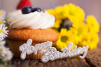 Картинка праздничные день рождения happy birthday букет цветы кекс крем черника десерт праздник