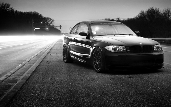 Обои картинки фото автомобили, bmw, черно-белая, бмв, вечер, огни, трасса, дорога, шоссе, деревья