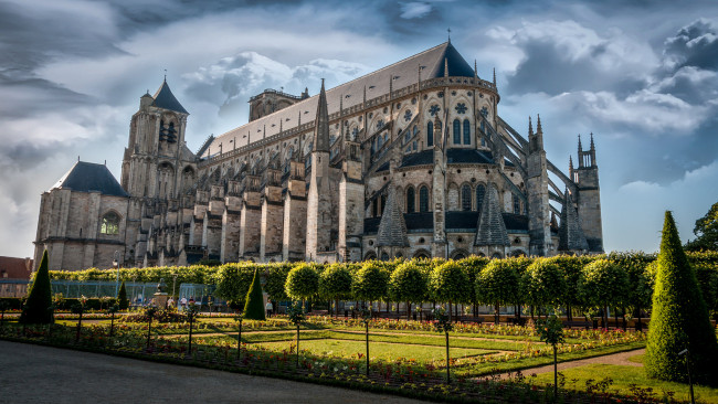 Обои картинки фото bourges cathedral, города, - католические соборы,  костелы,  аббатства, собор, парк