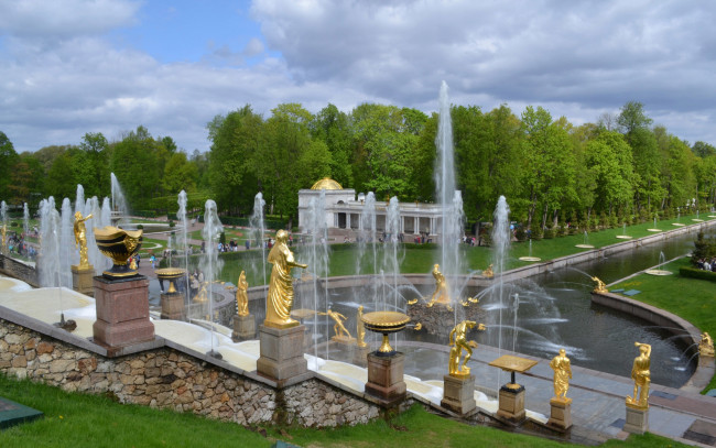 Обои картинки фото города, - фонтаны, фонтаны, петергофа, деревья, зеленная, трава, лето, золото, статуи, фонтан, парк