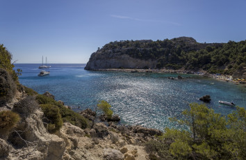Картинка греция природа побережье деревья камни яхты водоем