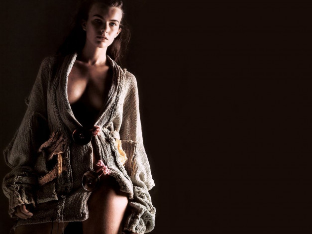 Обои картинки фото девушки, filippa hamilton, шатенка, кофта, модель