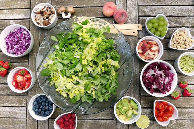 Обои картинки фото еда, разное, ягоды, овощи, орехи, салат, ассорти