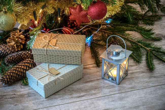 Обои картинки фото праздничные, подарки и коробочки, свеча, подарки, шарики, шишки