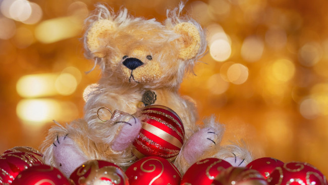 Обои картинки фото праздничные, мягкие игрушки, шарики, плюшевый, медвежонок