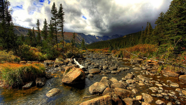 Обои картинки фото природа, реки, озера, камни, галька, скалы, вода, зеленый, деревья, лес, горы, фон, белый, облака, небо, hd
