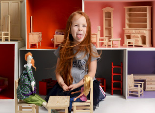 Картинка разное дети девочка рыжая игрушки куклы домик