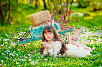 Картинка разное дети девочка тележка лужайка