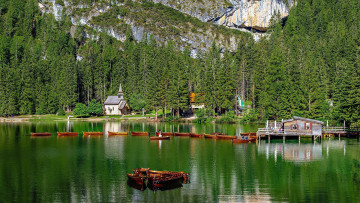 Картинка корабли лодки +шлюпки горы озеро костел отражение