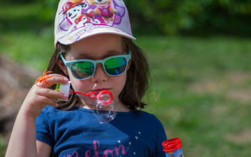 Картинка разное дети девочка кепка очки пузыри