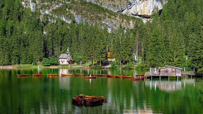 Обои картинки фото корабли, лодки,  шлюпки, горы, озеро, костел, отражение