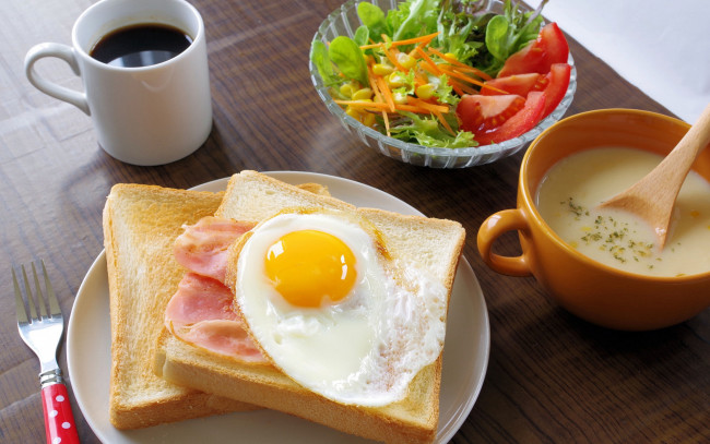 Обои картинки фото еда, яичные блюда, тосты, глазунья, салат, завтрак