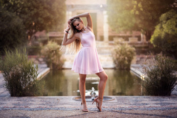Картинка девушки -+блондинки +светловолосые блондинка поза розовое платье