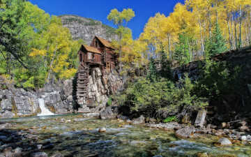 Картинка природа пейзажи осень река водопад хижина деревья гора