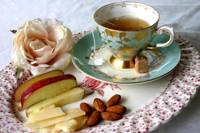 Обои картинки фото еда, напитки, Чай, яблоко, пармезан, чай, миндаль, чашка, роза