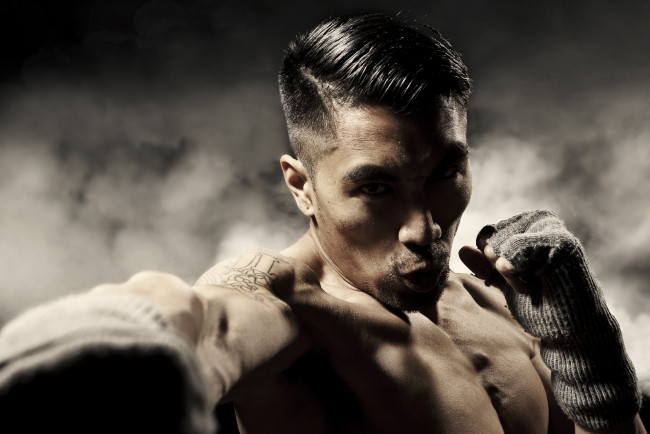 Обои картинки фото мужчины, - unsort, бокс, тату, кулаки, стойка, азиат