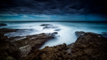 Картинка природа побережье море камень волны облака горизонт серые