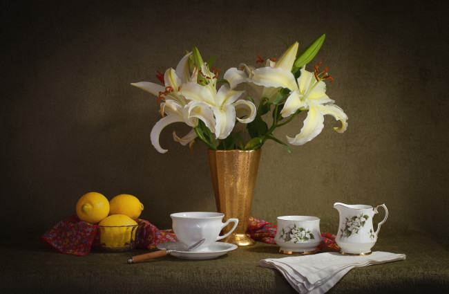 Обои картинки фото еда, натюрморт, элегантность, лилии, лимоны, сервиз, чашки