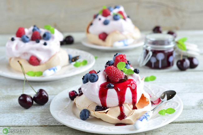 Обои картинки фото еда, мороженое,  десерты, десерт, меренга, ягоды, безе, малина, черешня, голубика