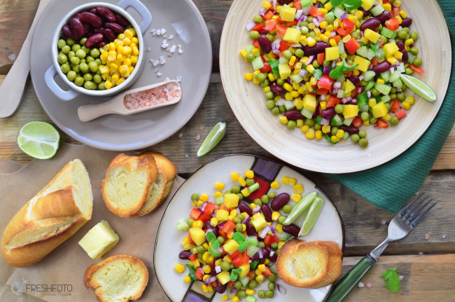Обои картинки фото еда, салаты,  закуски, салат, овощи, кукуруза, горошек, фасоль, лайм, соль, багет, перец